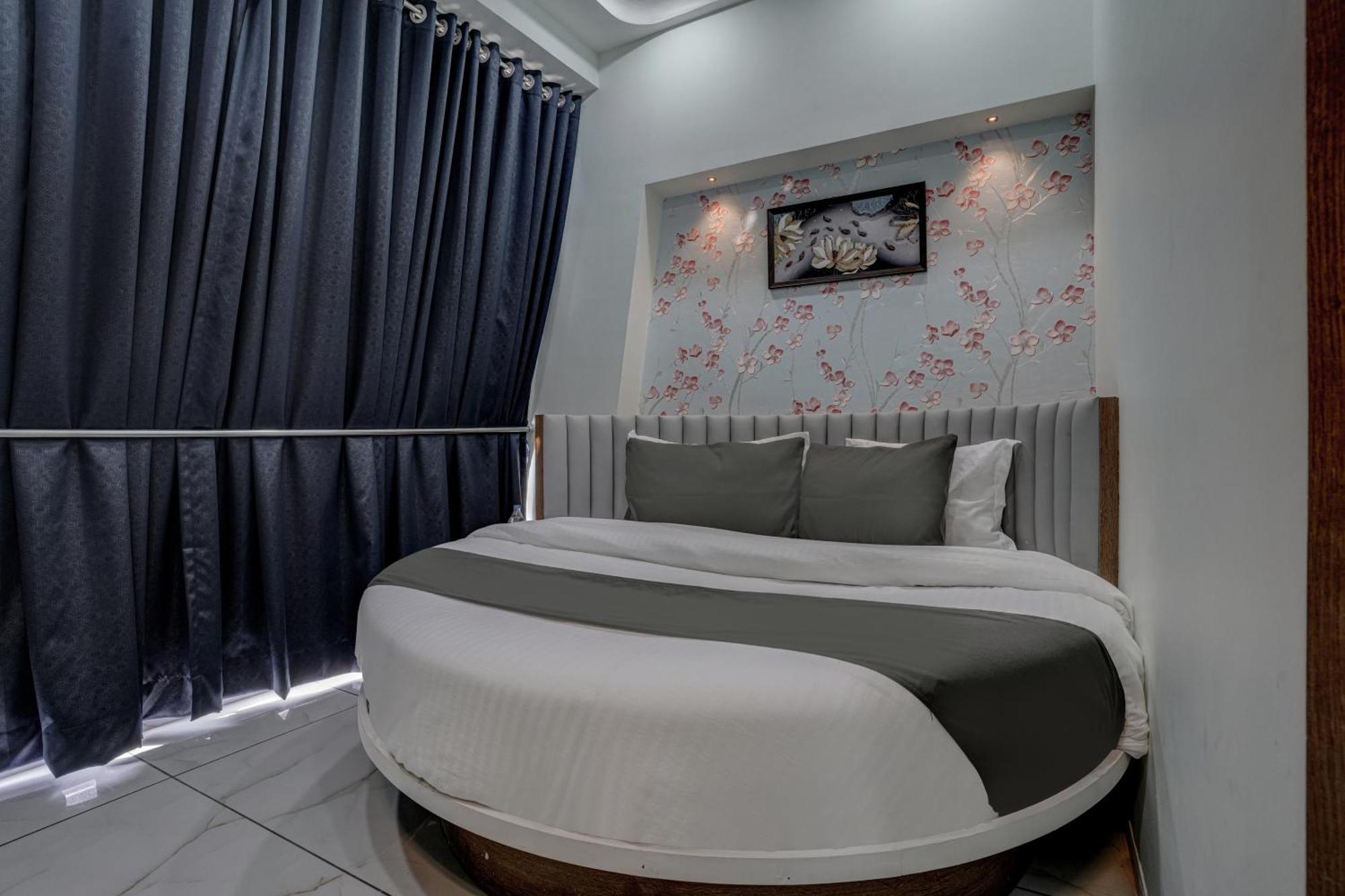 Hotel Paris Plaza Ahmedabad Bagian luar foto