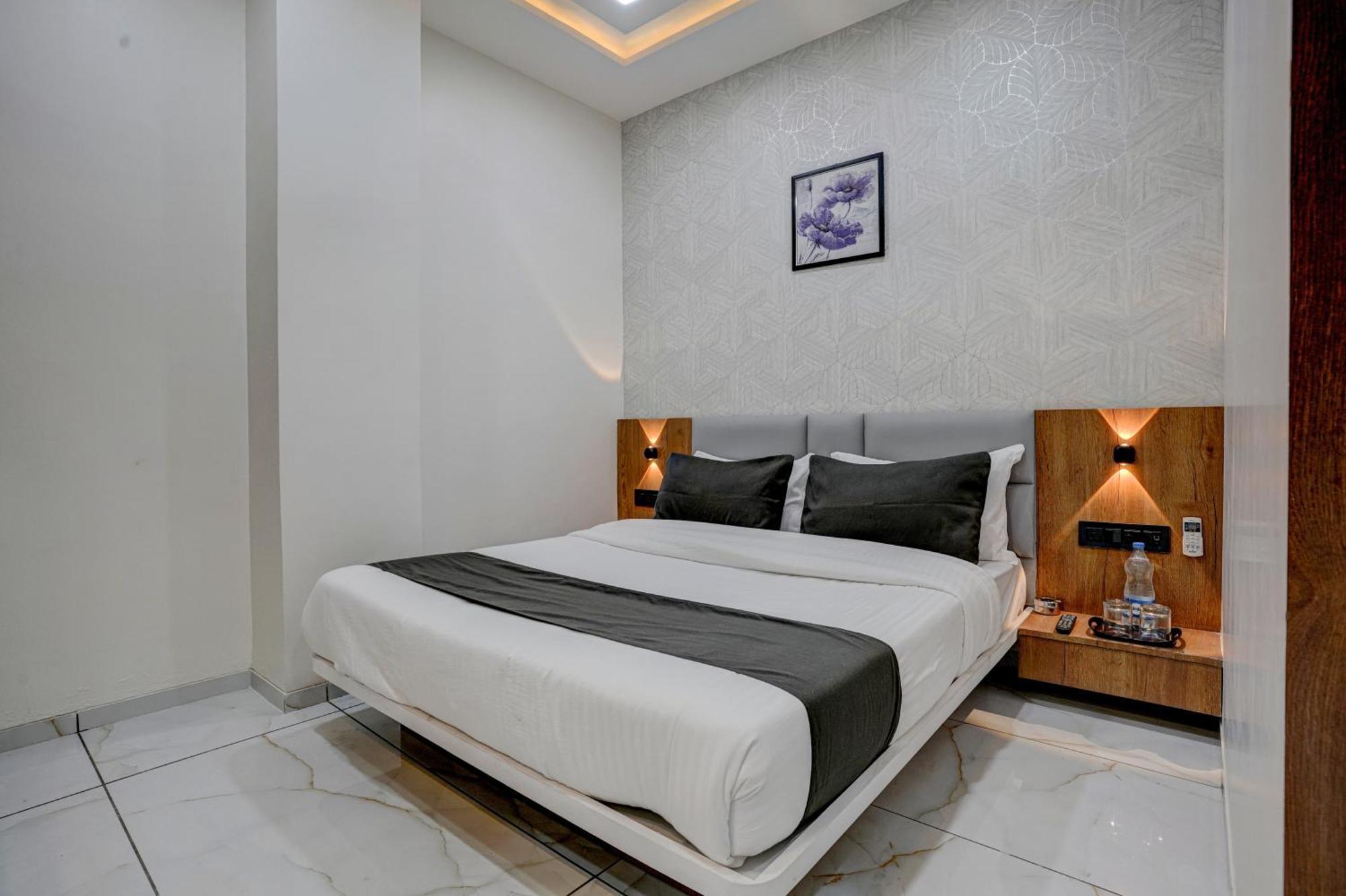 Hotel Paris Plaza Ahmedabad Bagian luar foto