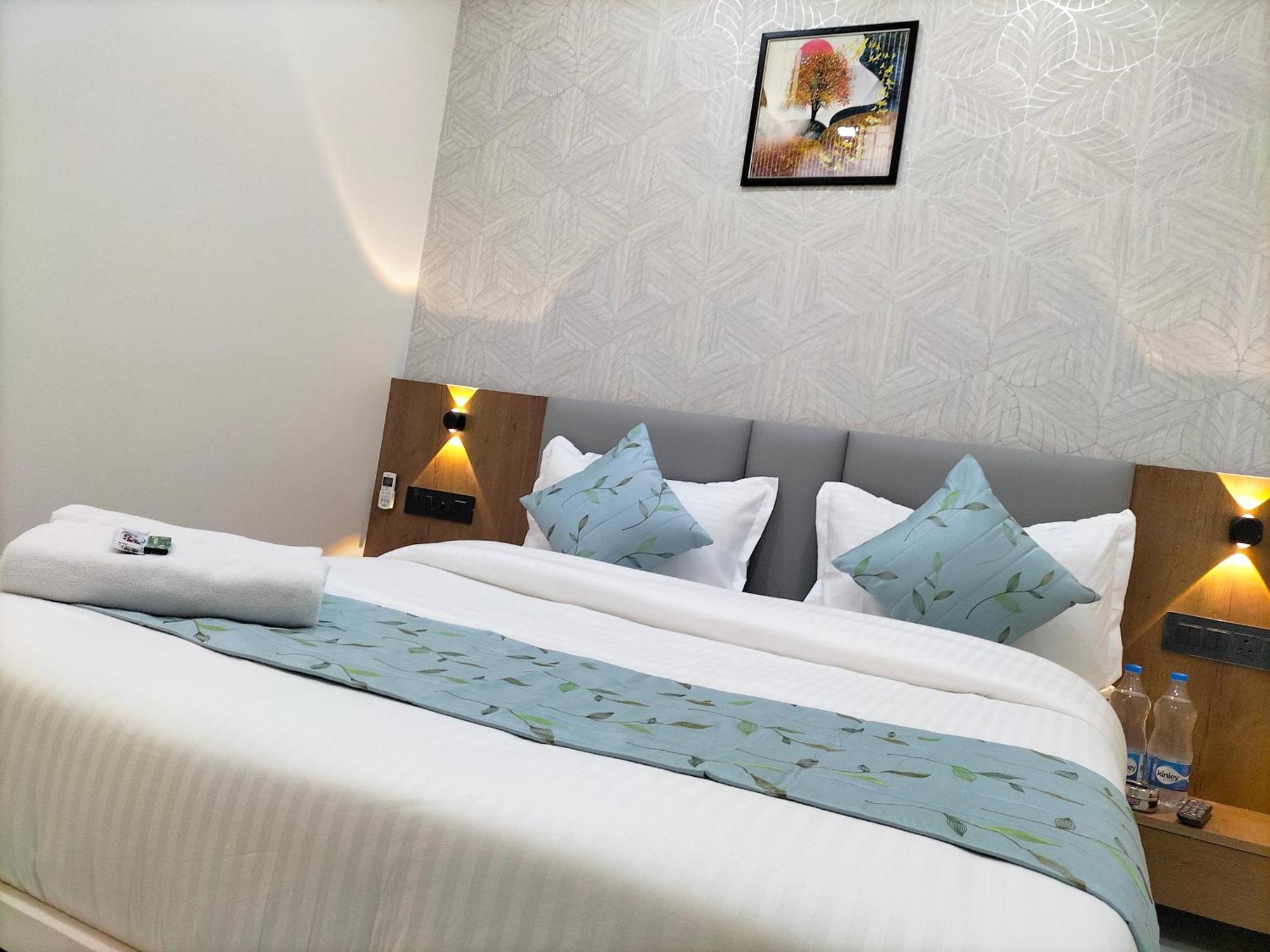 Hotel Paris Plaza Ahmedabad Bagian luar foto