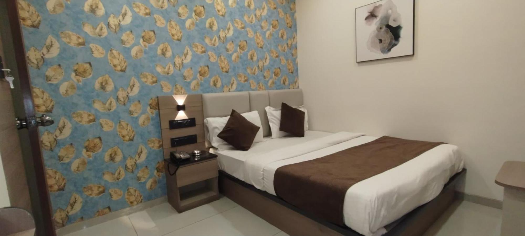 Hotel Paris Plaza Ahmedabad Bagian luar foto