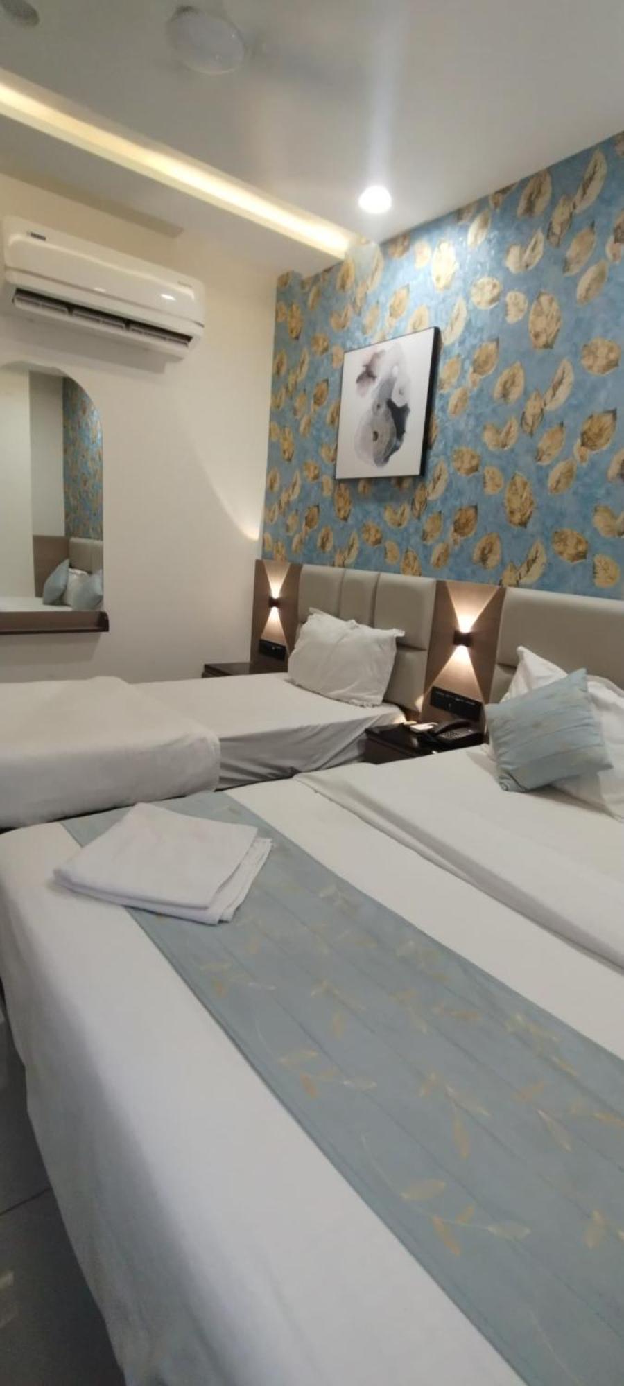 Hotel Paris Plaza Ahmedabad Bagian luar foto