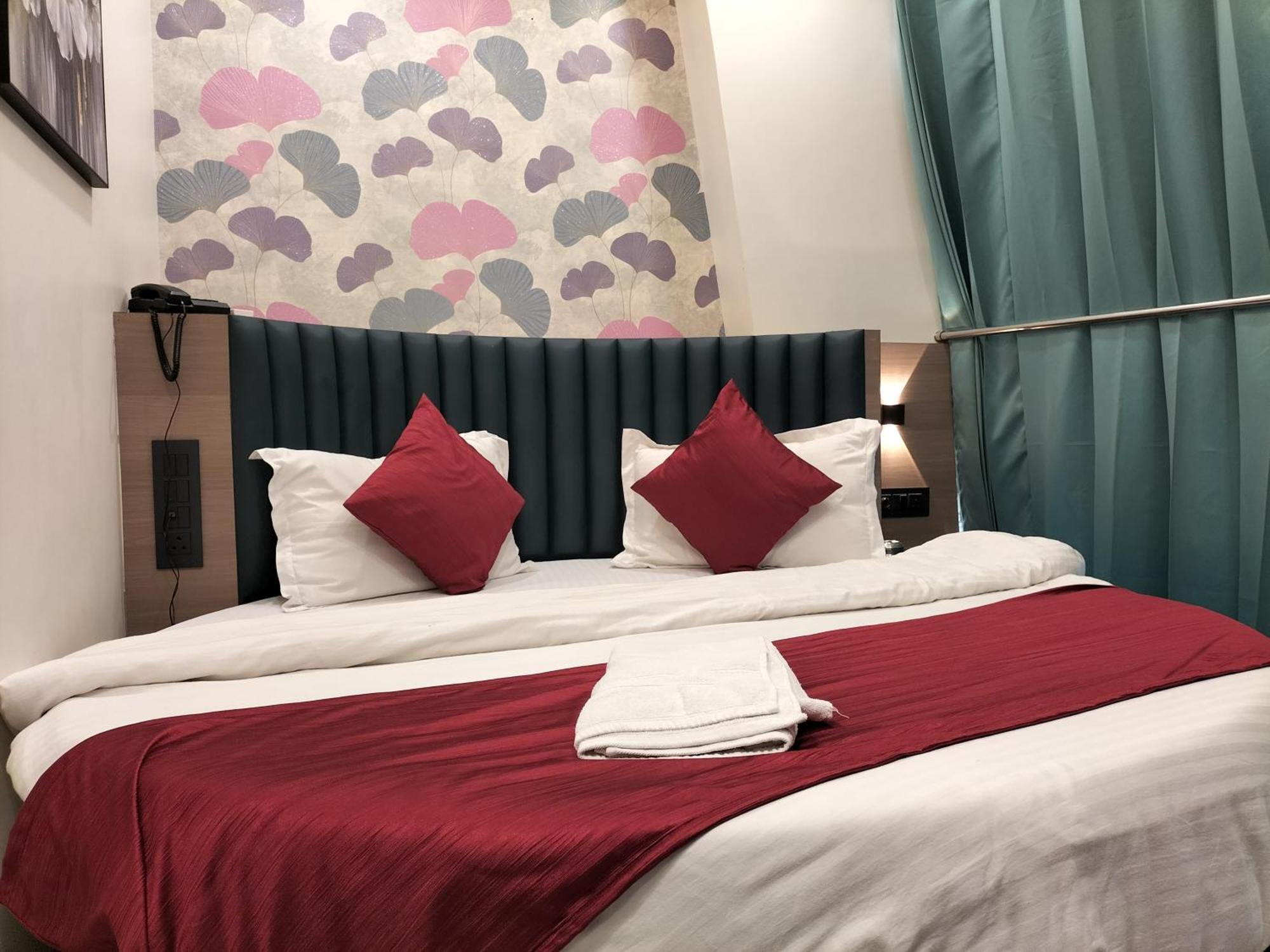 Hotel Paris Plaza Ahmedabad Bagian luar foto